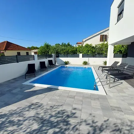 Vakantiehuis Amazing 3 Bedroom Vrsi