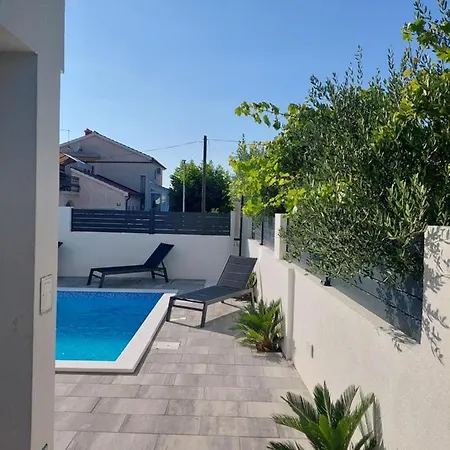 Amazing 3 Bedroom Vakantiehuis Vrsi